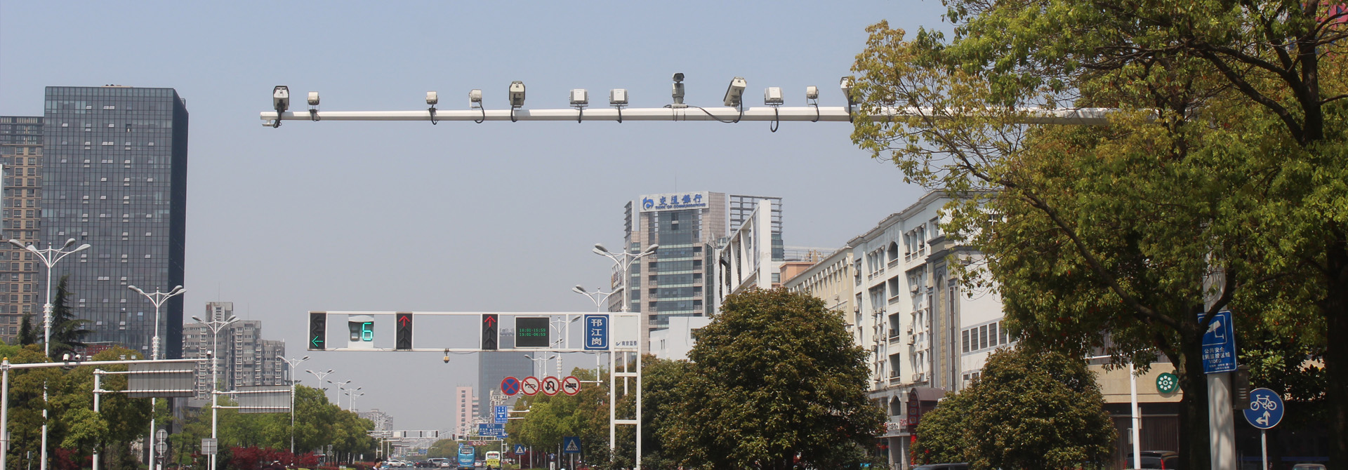 道路監控立（lì）杆