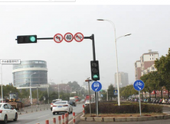 路（lù）口的交通信號燈（dēng）裝多少數（shù）量才合理?